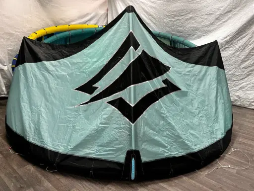 [TST-PIVOT-10-2025] Naish Pivot 2025 10m - Nieuwstaat